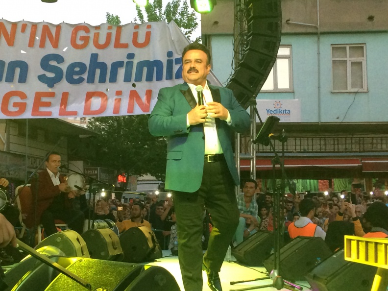 Hasırcıoğlu 5. Yıl Dönümü BÜLENT SERTTAŞ Konseri  (35) zip.JPG