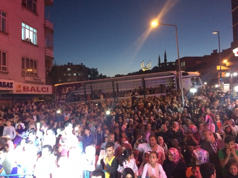 Hasırcıoğlu 5. Yıl Dönümü BÜLENT SERTTAŞ Konseri  (43) zip